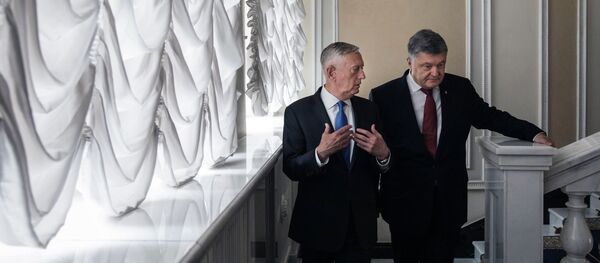 Шеф Пентагона Џејмс Матис и председник Украјине Петро Порошенко у Кијеву - Sputnik Србија
