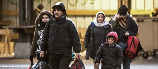 Migranti dolaze u izbeglički kamp na severu Francuske - Sputnik Srbija