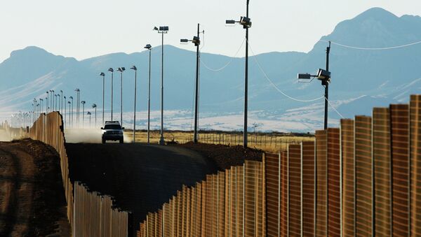 Vozilo američke granične policije na granici između SAD i Meksika - Sputnik Srbija