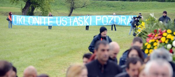 Poruka na transparentu Uklonite ustaški pozdrav u Jasenovcu. - Sputnik Srbija