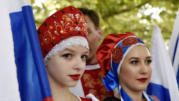 Učesnici obeležavanja Dana državne zastave Ruske Federacije u Simferopolju. - Sputnik Srbija