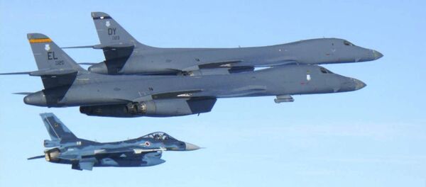 Američki bombarderi B-1B i japanski avioni F-2 preleću ostrvo Kjušu tokom vojnih vežbi - Sputnik Srbija