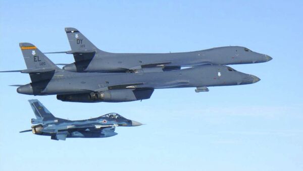 Američki bombarderi B-1B i japanski avioni F-2 preleću ostrvo Kjušu tokom vojnih vežbi - Sputnik Srbija