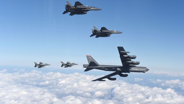 Američki avioni B-52 i F-16 i južnokorejski avioni F-15K lete iznad Južne Koreje - Sputnik Srbija
