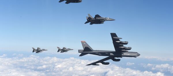 Američki avioni B-52 i F-16 i južnokorejski avioni F-15K lete iznad Južne Koreje Američki avioni B-52 i F-16 i južnokorejski avioni F-15K lete iznad Južne Koreje - Sputnik Srbija