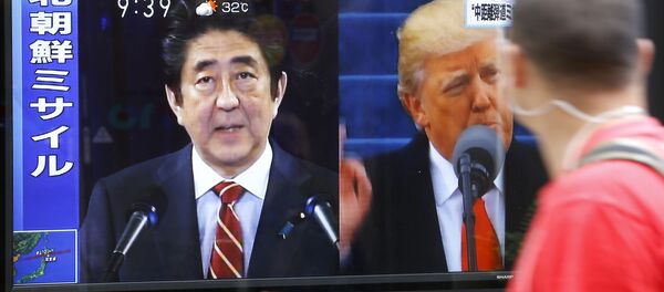 Шинзо Абе и Доналд Трамп - Sputnik Србија