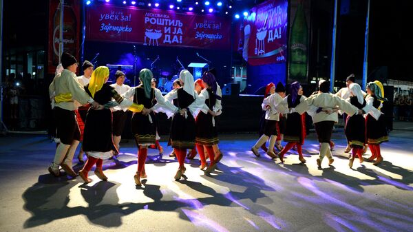 Na otvaranju Roštiljijade nastupio je KUD „Lemind“. Na otvaranju Roštiljijade nastupio je KUD „Lemind“. - Sputnik Srbija