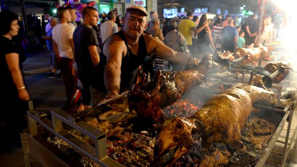 Roštiljijada okupi više od 300.000 posetilaca iz zemlje i inostranstva. Roštiljijada okupi više od 300.000 posetilaca iz zemlje i inostranstva. - Sputnik Srbija