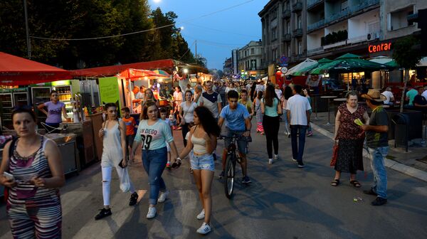 Građani u Širokoj čaršiji posle otvaranja Roštiljijade u Leskovcu. Građani u Širokoj čaršiji posle otvaranja Roštiljijade u Leskovcu. - Sputnik Srbija