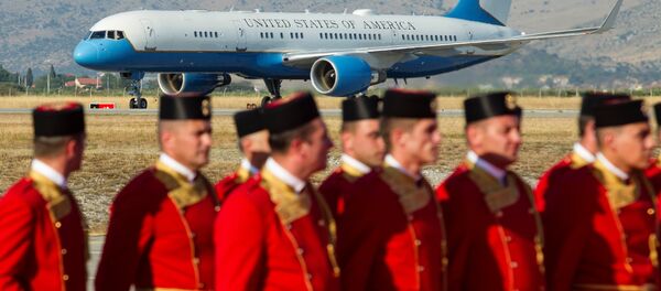 Црногорски гардсити поред авиона америчког потпредседника. - Sputnik Србија