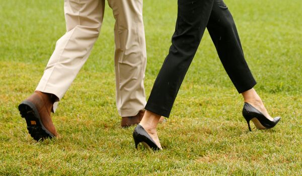 Председник САД Доналд Трaмп и прва дама Меланија Трaмп одлазе из Беле куће у Вашингтонu да виде штете олује у Тексасу. - Sputnik Србија