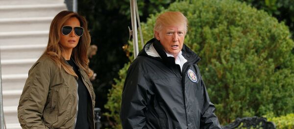 Председник САД Доналд Трaмп и прва дама Меланија Трaмп одлазе из Беле куће у Вашингтонu да виде штете олује у Тексасу. Председник САД Доналд Трaмп и прва дама Меланија Трaмп одлазе из Беле куће у Вашингтонu да виде штете олује у Тексасу. - Sputnik Србија