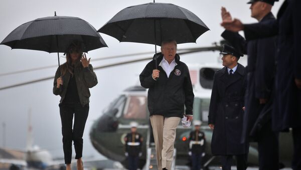 Амерички председник Доналд Трамп и прва дама Меланија Трамп на аеродрому ваздушних снага на путу у Тексас како би посетили подручја уништена олујом „Харви”. - Sputnik Србија