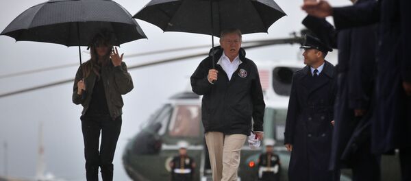 Амерички председник Доналд Трамп и прва дама Меланија Трамп на аеродрому ваздушних снага на путу у Тексас како би посетили подручја уништена олујом „Харви”. Амерички председник Доналд Трамп и прва дама Меланија Трамп на аеродрому ваздушних снага на путу у Тексас како би посетили подручја уништена олујом „Харви”. - Sputnik Србија