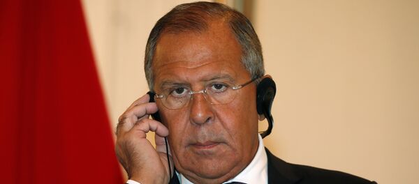 Министар спољних послова Русије Сергеј Лавров намешта слушалице на заједничкој конференцији за медије са колегом Ретном Марсудијем у Џакарти - Sputnik Србија