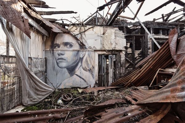Лица атрактивних девојка све чини лепшим: Уметност која оплемењује рушевине - Sputnik Србија