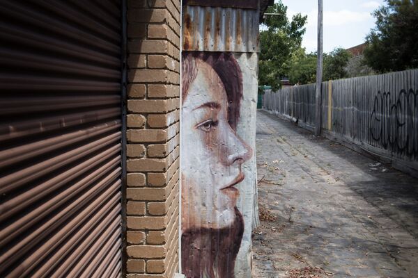 Лица атрактивних девојка све чини лепшим: Уметност која оплемењује рушевине - Sputnik Србија