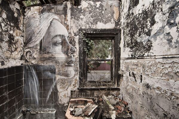 Lica atraktivnih devojka sve čini lepšim: Umetnost koja oplemenjuje ruševine - Sputnik Srbija