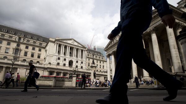 Ljudi prolaze pored Banke Engleske u Londonu - Sputnik Srbija