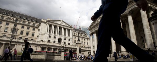 Људи пролазе поред Банке Енглеске у Лондону Људи пролазе поред Банке Енглеске у Лондону - Sputnik Србија