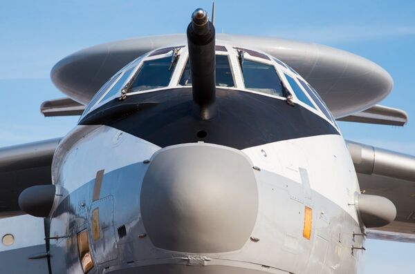 Авион је модернизован радиотехничким комплексом „Шмељ“, који може да открије циљеве на растојању од 300 до 600 километара. - Sputnik Србија