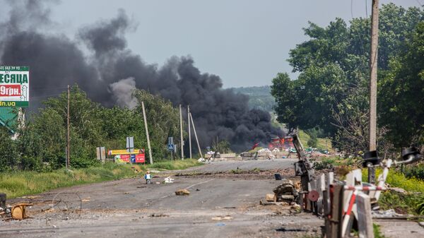 Put u selu Semjonovka u Donjeckoj oblasti nakon vazdušnih napada ukrajinskih vojnika - Sputnik Srbija