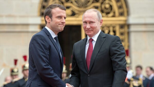 Predsednici Francuske i Rusije Emanuel Makron i Vladimir Putin tokom sastanka u Versaju - Sputnik Srbija