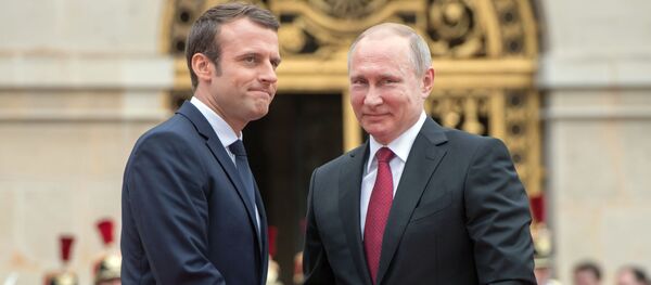 Председници Француске и Русије Емануел Макрон и Владимир Путин током састанка у Версају - Sputnik Србија
