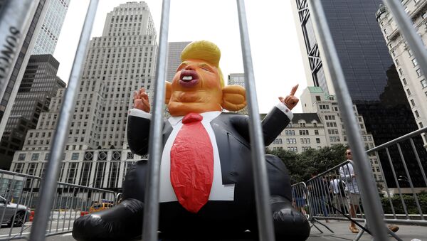 Огромна фигура на надувавање у облику Доналда Трампа постављена испред Трампове куле у Њујорку - Sputnik Србија