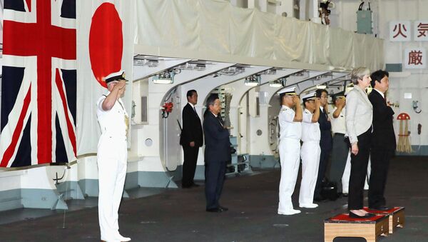 Britanska premijerka Tereza Mej na japanskom ratnom brodu - Sputnik Srbija