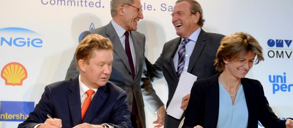 Izvršni direktor Gasproma Aleksej Miler i izvršni direktor kompanije Endži Izabel Košer potpisuju sporazum o gasovodu Severni tok 2. - Sputnik Srbija