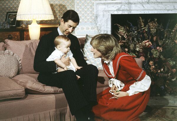 Принц Чарлс и принцеза Дајана са шестомесечним сином Вилијамом у Кенсингтонској палати у Лондону 1982. - Sputnik Србија