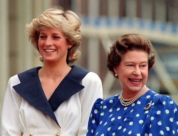 Принцеза Дајана и краљица Елизабета II у Лондону 1987. - Sputnik Србија