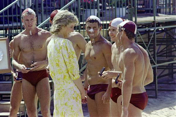 Princeza Dajana sa članovima pobedničkog tima spasilaca u Sidneju 1988. - Sputnik Srbija