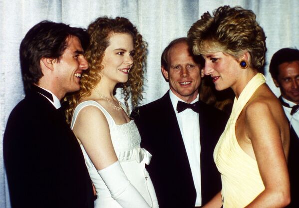 Принцеза Дајана разговара са глумцима Томом Крузом и Никол Кидман на добротворној вечери у Лондону 1992. - Sputnik Србија