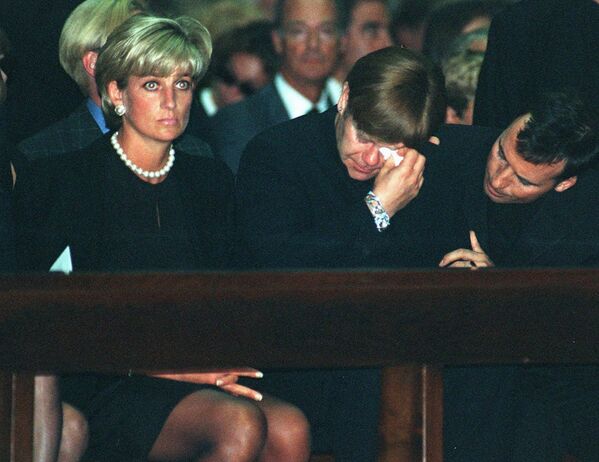 Принцеза Дајана и Елтон Џон на миси након убиства Ђанија Версачија 1997. - Sputnik Србија