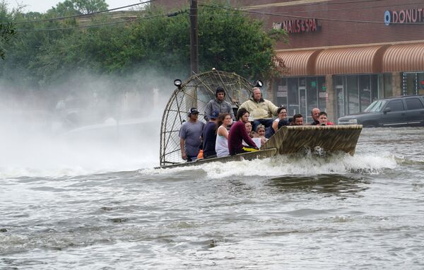 Локални званичници процењују да ће проћи још много дана док опадне ниво воде која се чак излила и преко бране. - Sputnik Србија