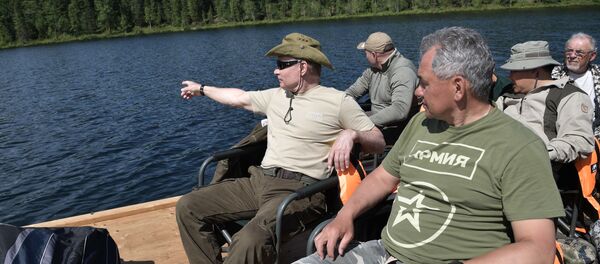 Vladimir Putin i Sergej Šojgu u odeći brenda Armija - Sputnik Srbija