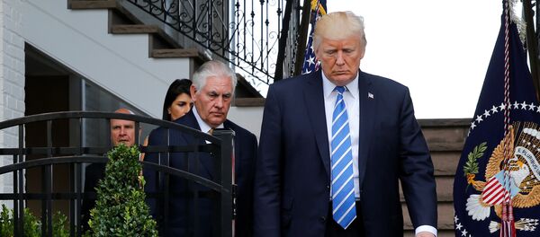 Амерички државни секретар Рекс Тилерсон и председник САД Доналд Трамп долазе на конференцију за медије у Њу Џерзију - Sputnik Србија