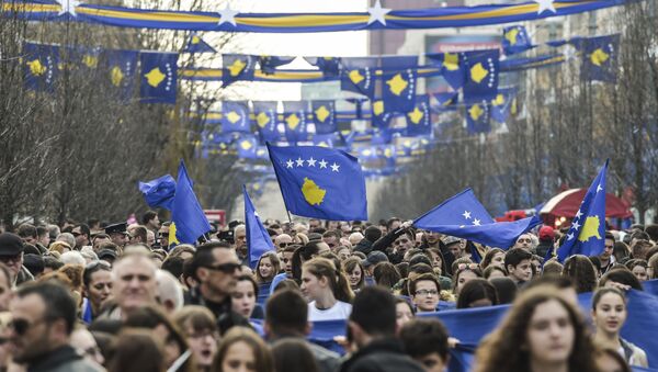 Ljudi u Prištini sa zastavama tzv. Kosova. - Sputnik Srbija