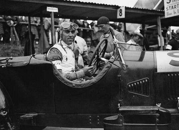 Рели-возач Тацио Нуволари у британском Магнету након победе у трци у Белфасту у Северној Ирској - Sputnik Србија