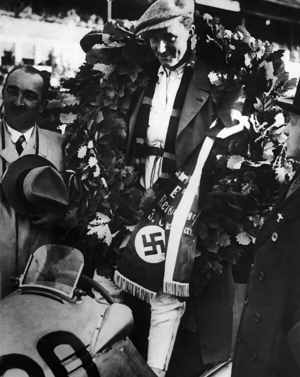 Немачки рели-возач Манфред фон Браухич након победе на Гран прију у Нирбургу - Sputnik Србија