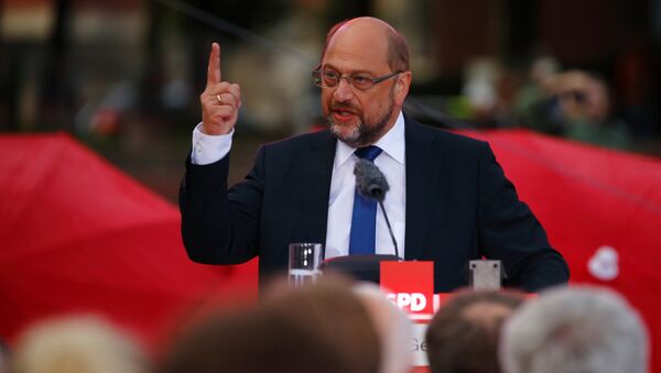 Kandidat Socijaldemokratske partije Nemačke Martin Šulc tokom predizborne kampanje u Hamburgu - Sputnik Srbija