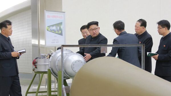 Severnokorejski lider Kim Džong Un daje uputstva za nuklearni program u Pjongjangu - Sputnik Srbija