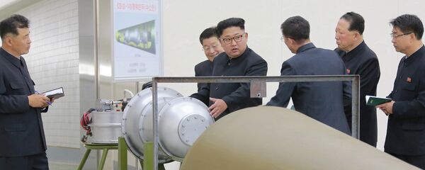 Severnokorejski lider Kim Džong Un daje uputstva za nuklearni program u Pjongjangu - Sputnik Srbija