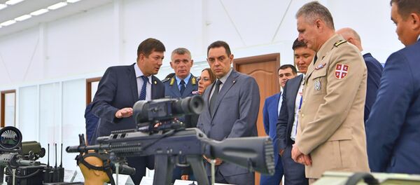 Mинистар одбране Александар Вулин у Астани са министром одбрамбене и аерокосмичке индустрије Казахстана Беибутом Атамкуловим - Sputnik Србија