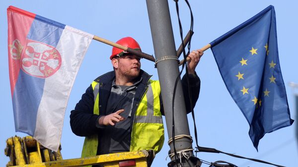 Radnik postavlja zastave Srbije i EU na banderi u Beogradu - Sputnik Srbija