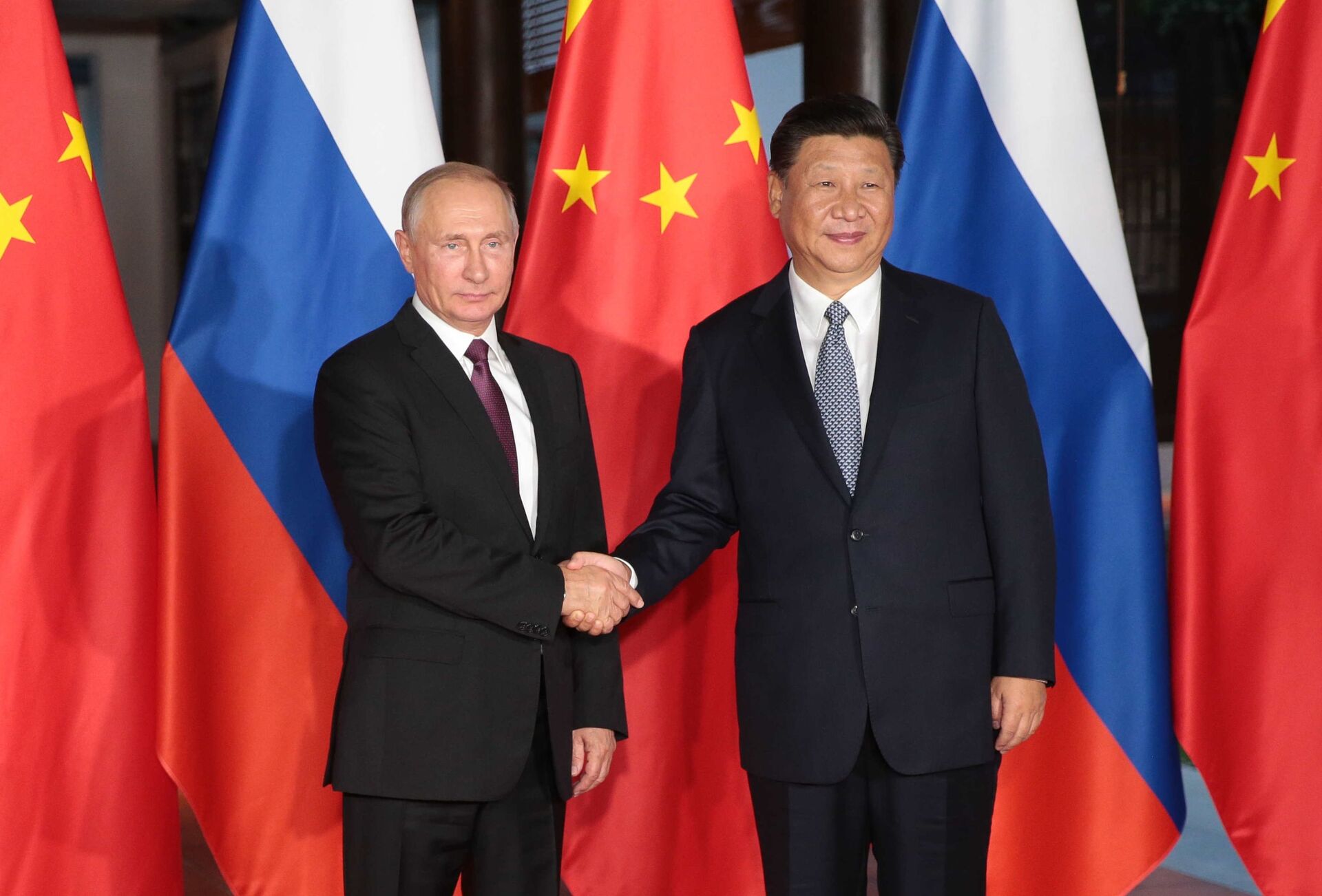 Predsednik Rusije Vladimir Putin i predsednik Kine Si Đinping na marginama samita BRIKS-a - Sputnik Srbija, 1920, 09.12.2023