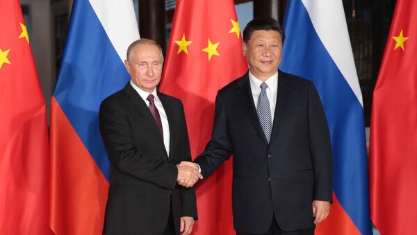 Predsednik Rusije Vladimir Putin i predsednik Kine Si Đinping na marginama samita BRIKS-a - Sputnik Srbija