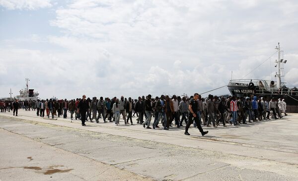 Migranti izlaze iz broda Italijanske mornarice u sicilijanskoj luci Augusta, 7. maja 2016. Migranti izlaze iz broda Italijanske mornarice u sicilijanskoj luci Augusta, 7. maja 2016. - Sputnik Srbija